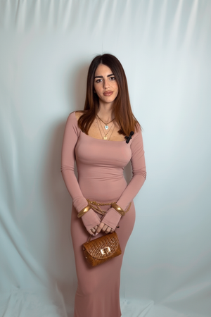 Outfit elegante rosa antico con borsa intrecciata