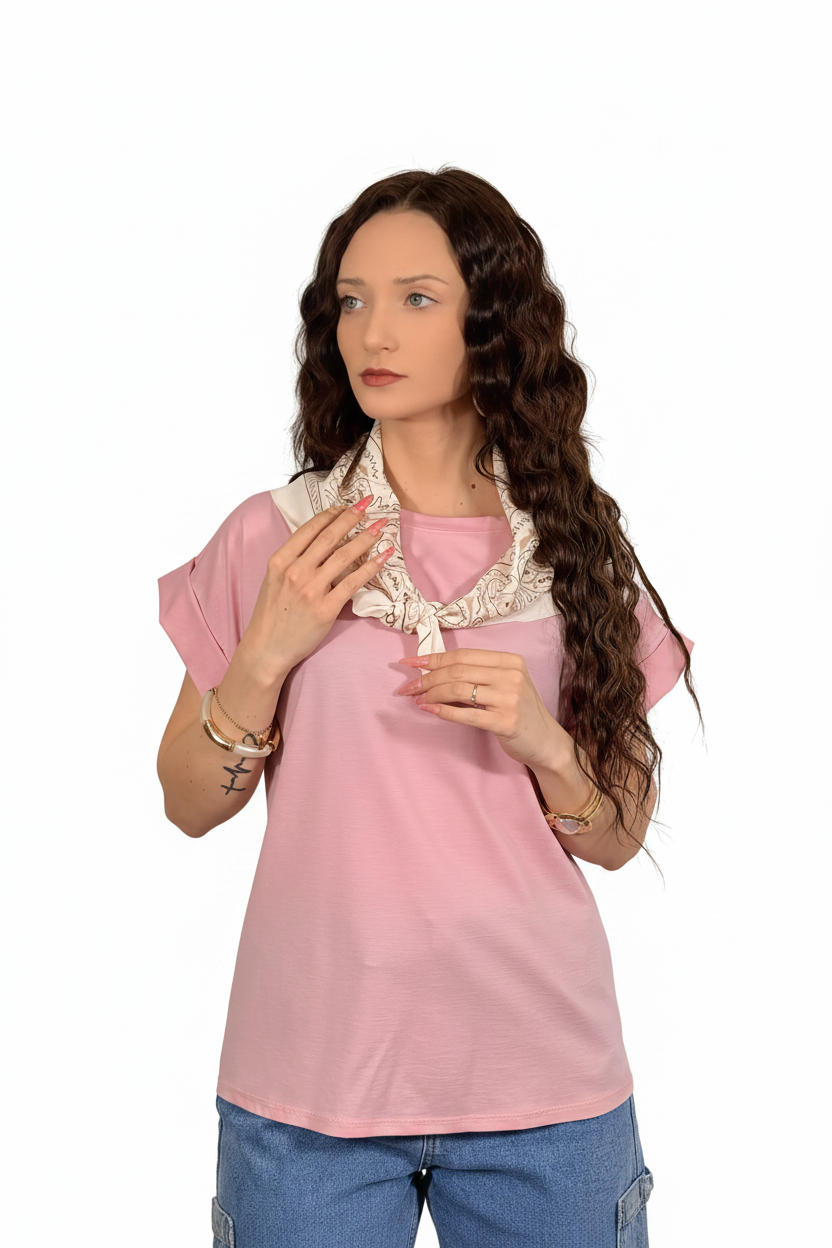 T-shirt rosa sfondo bianco