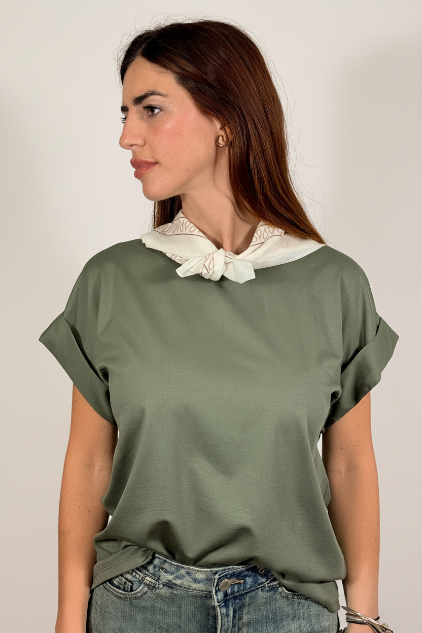 T-shirt verde profilo sfondo bianco