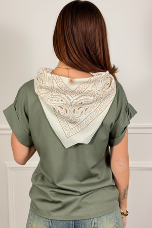 T-shirt verde retro sfondo bianco