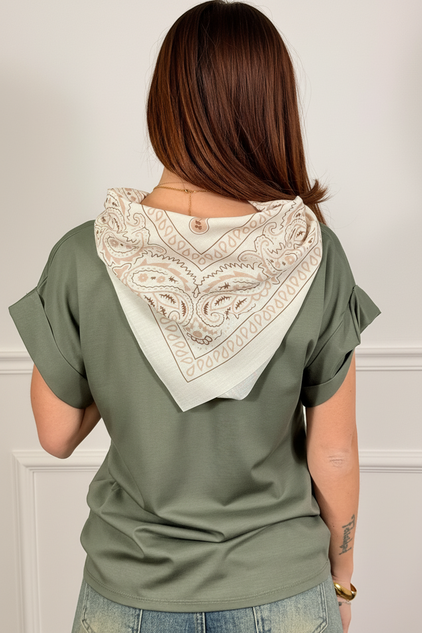 T-shirt verde retro sfondo bianco
